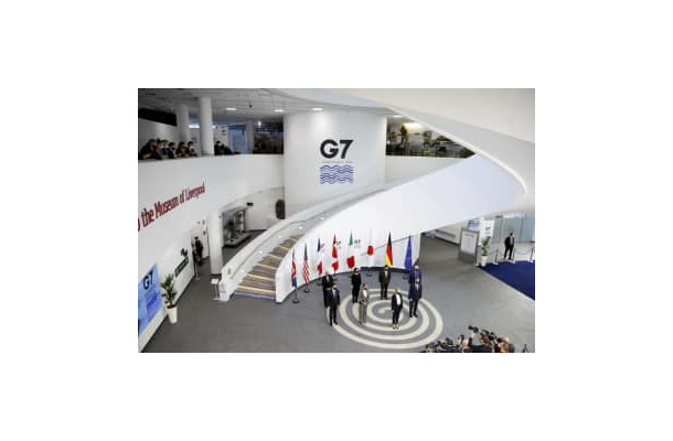 先進7カ国（G7）外相会合での記念撮影＝11日、リバプール（AP＝共同）