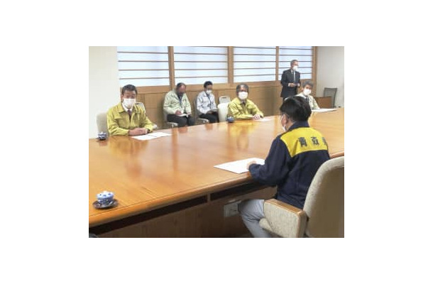青森県の三村申吾知事（手前）と会談する農水省の中村裕之副大臣（左端）＝12日午後、青森県庁