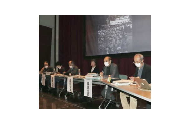 「水俣・写真家の眼プロジェクト」が熊本県水俣市で開いたトークショー。右から2人目は桑原史成さん＝12日午後