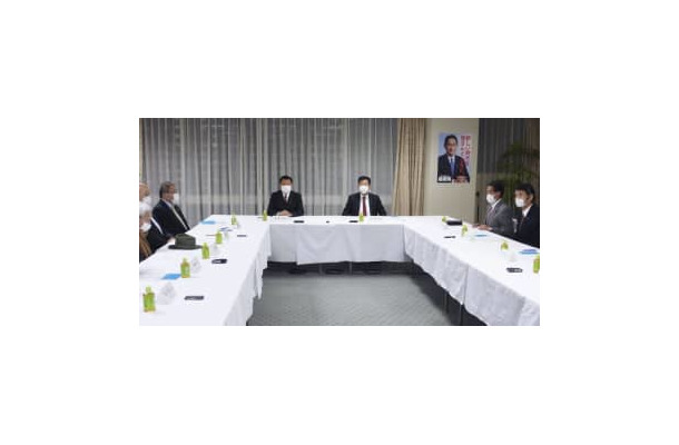 自民党の山崎元副総裁の処分について審査した党紀委員会。右から3人目は衛藤晟一党紀委員長＝13日午後、東京・永田町の党本部