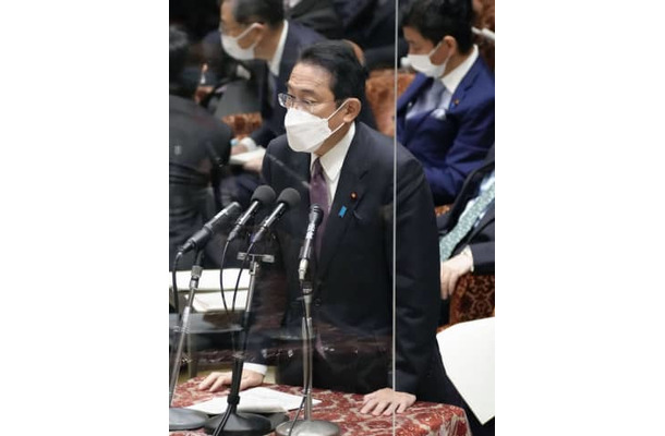 衆院予算委で答弁する岸田首相＝15日午前