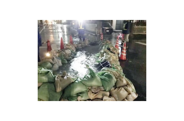 堺市でマンホールからあふれ出た下水＝2017年10月（堺市提供）