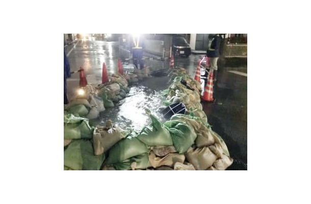 堺市でマンホールからあふれ出た下水＝2017年10月（堺市提供）