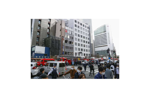 騒然とする火災が起きたビル周辺＝17日午前11時55分、大阪市北区