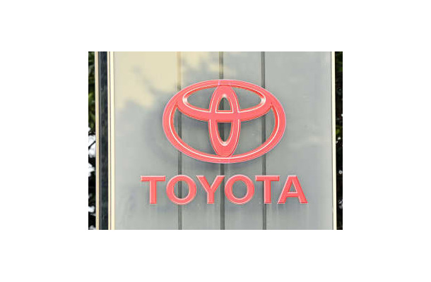 愛知県豊田市のトヨタ自動車堤工場の入り口に掲げられた同社のロゴマーク