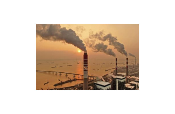 中国江蘇省で稼働する石炭火力発電所＝2018年12月（AP＝共同）