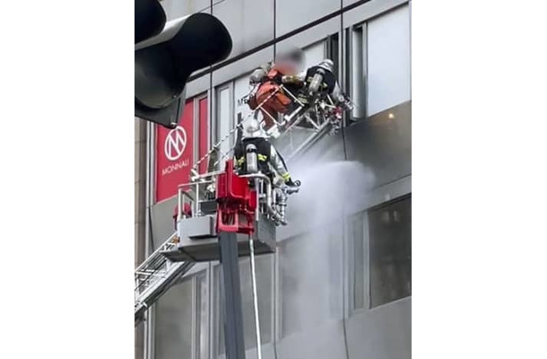 火災が発生したビルから救助される人＝17日午前、大阪市北区（通行人提供・画像の一部を加工しています）