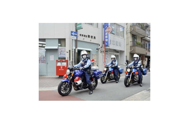 特殊詐欺の特別警戒のためパトロールする「青バイ」＝9月、大阪市