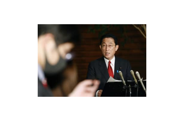 首相官邸で取材に応じる岸田首相＝17日午後