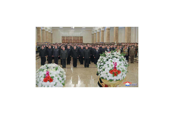 平壌のクムスサン太陽宮殿を訪れた金正恩朝鮮労働党総書記（前列左から3人目）＝17日（朝鮮中央通信＝共同）