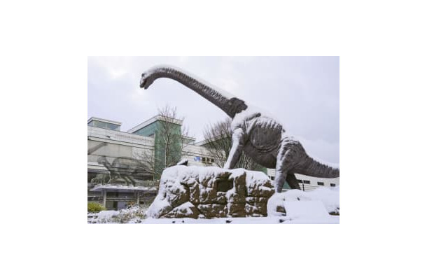 雪に覆われたJR福井駅前の恐竜モニュメント＝18日午前8時37分