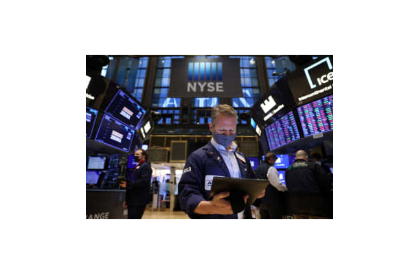 マスク姿で働くトレーダー＝20日、ニューヨーク証券取引所（ロイター＝共同）