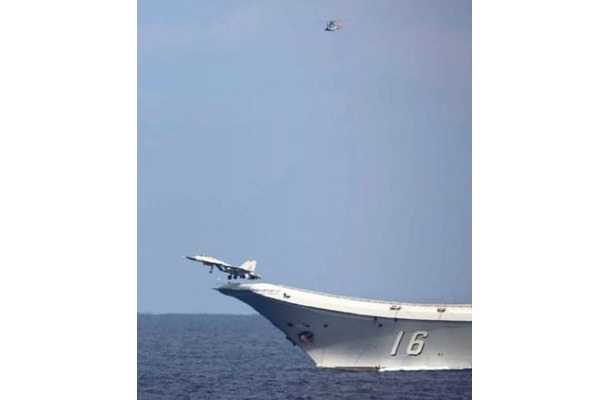 中国海軍の空母「遼寧」から発艦する戦闘機とヘリコプター（防衛省統合幕僚監部提供）