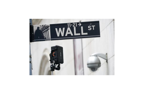 ニューヨーク・ウォール街にある標識（AP＝共同）