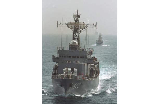 1991年5月、ペルシャ湾入りし、アラブ首長国連邦のドバイへ向かう海上自衛隊の掃海部隊（共同）