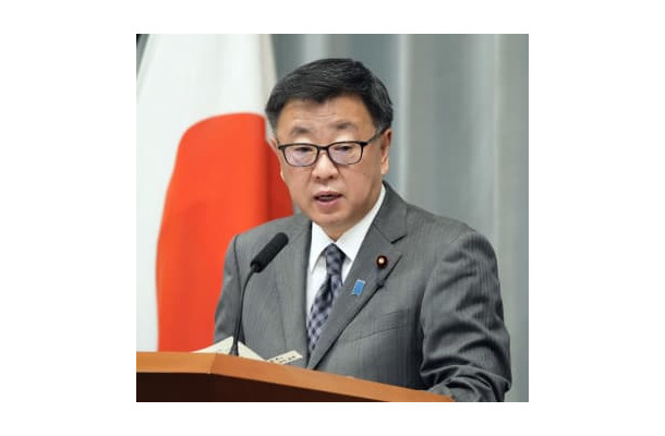 記者会見する松野官房長官＝22日午前、首相官邸