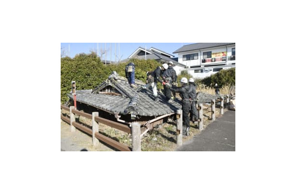 劣化した被災家屋の解体作業をする作業員ら＝23日午前、長崎県南島原市