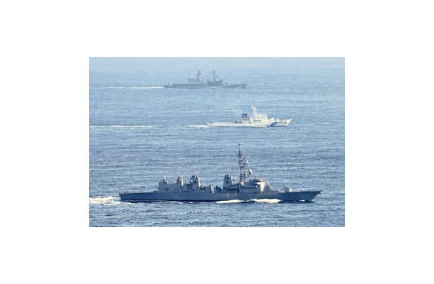 訓練を行う海上自衛隊の護衛艦「たかなみ」（手前）と海上保安庁の巡視船「あぐに」（中央）＝22日（海上自衛隊提供）