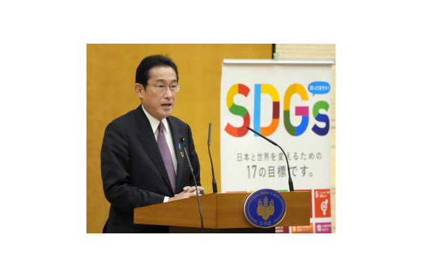 「ジャパンSDGsアワード」の表彰式であいさつする岸田首相＝24日午前、首相官邸