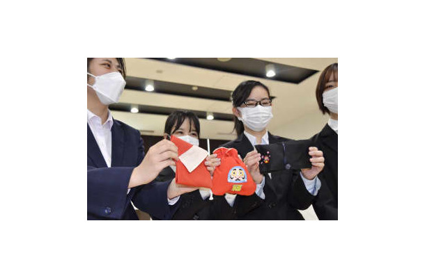 福島県双葉町の町立小学校の紅白幕やカーテンを使い、リメークした（左から）ふくさ、巾着袋、ペンケース＝25日、双葉町