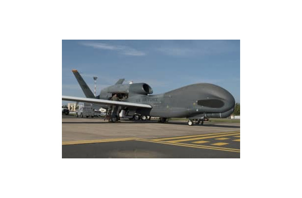 米国の無人偵察機グローバルホーク＝2018年10月、イタリア南部（米国空軍提供・AP＝共同）