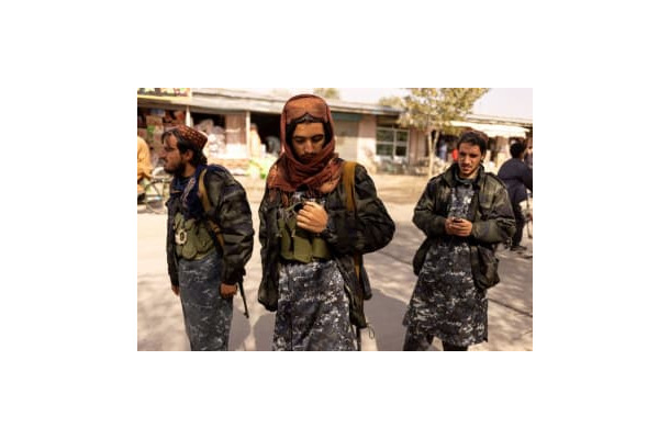アフガニスタン首都カブールの検問所のタリバン関係者＝10月（ロイター＝共同）