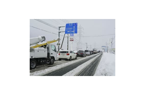 大雪の影響で渋滞する国道8号＝27日午前10時17分、滋賀県豊郷町