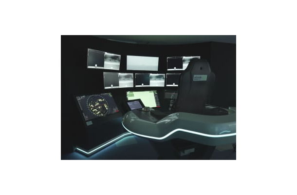 千葉市の「陸上支援センター」に設置された、「無人運航船」を遠隔で操縦できるコックピット（DFFAS　CONSORTIUM提供）