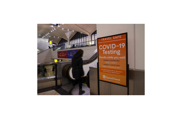 飛行機に搭乗する前に新型コロナウイルスの検査に並ぶ人＝27日、米ニュージャージー州のニューアーク国際空港（ゲッティ＝共同）