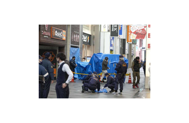 ブランド品買い取り販売店の入り口にトラックが突っ込んだ現場付近を調べる捜査員ら＝28日午前10時20分、大阪・心斎橋