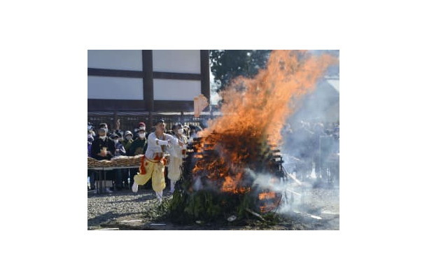 成田山新勝寺の「納め札お焚き上げ」で、お札を「智慧の火炎」に投げ入れる山伏姿の僧侶＝28日午前、千葉県成田市