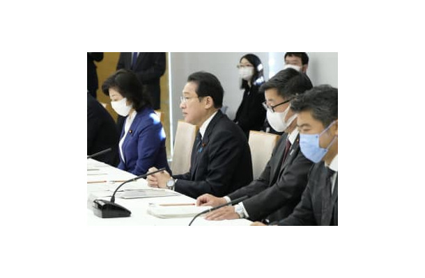 孤独・孤立問題を巡る対策推進会議であいさつする岸田首相（左から2人目）＝28日午前、首相官邸