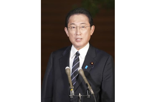 記者団の取材に応じる岸田首相＝28日夜、首相官邸