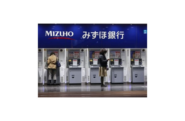 みずほ銀行のATM＝3月、東京都千代田区