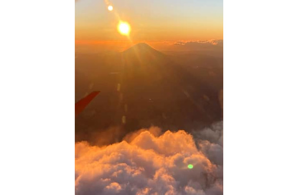 日航のチャーター機から見えた初日の出と富士山＝1日午前7時ごろ