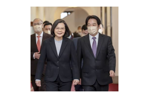 台湾総統府での新年談話発表に臨む蔡英文総統（左）と頼清徳副総統＝1日、台北（総統府提供・共同）