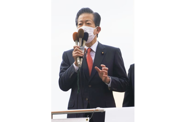 街頭演説する公明党の山口代表＝2日午前、東京・JR新宿駅前