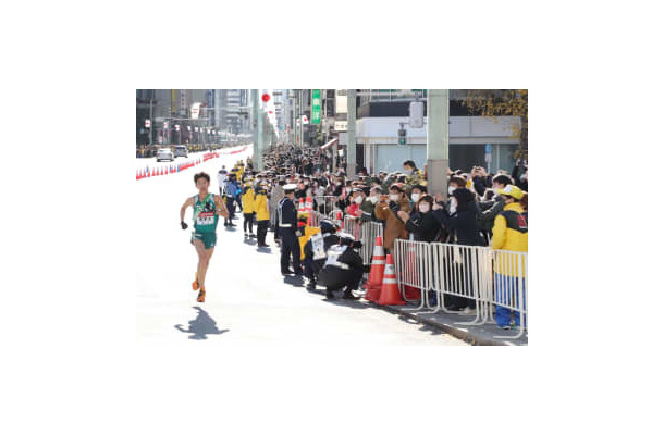 東京都内の沿道で観戦する人たち。ランナーは青学大のアンカー・中倉啓敦（代表撮影）