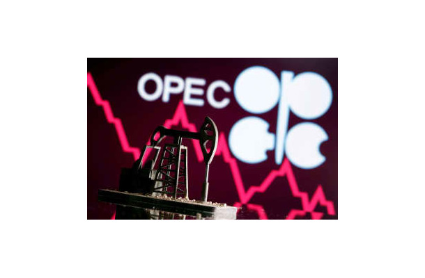 3Dプリンター製模型の背後に表示された石油輸出国機構（OPEC）のロゴ＝2020年4月（ロイター＝共同）