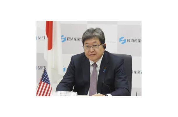 米エネルギー省のグランホルム長官とオンラインで会談する萩生田経産相＝6日午前、経産省（同省提供）