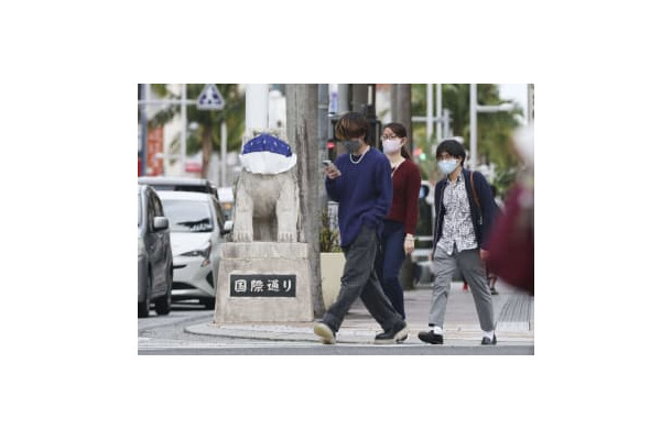 那覇市の国際通りをマスク姿で歩く人たち＝6日午後