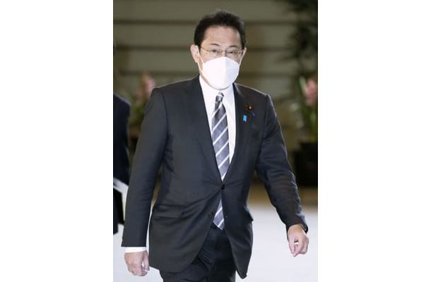 首相官邸に入る岸田首相＝6日午前