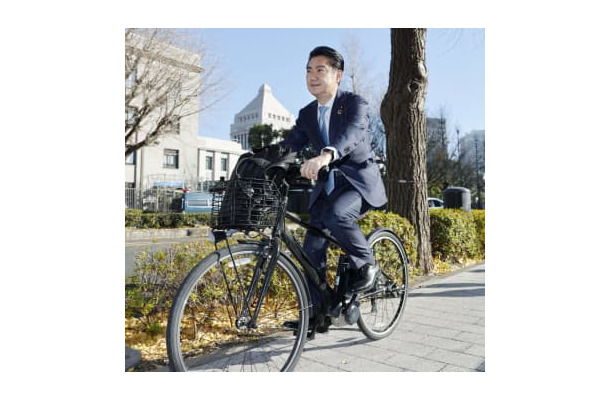 自転車で自民党本部に向かう山下貴司元法相＝2021年12月、東京・永田町