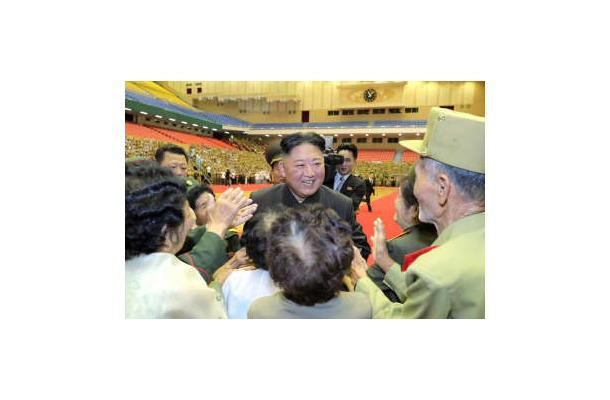 全国老兵大会参加者の歓迎を受ける北朝鮮の金正恩朝鮮労働党総書記（中央）＝2021年7月、平壌（朝鮮中央通信＝共同）