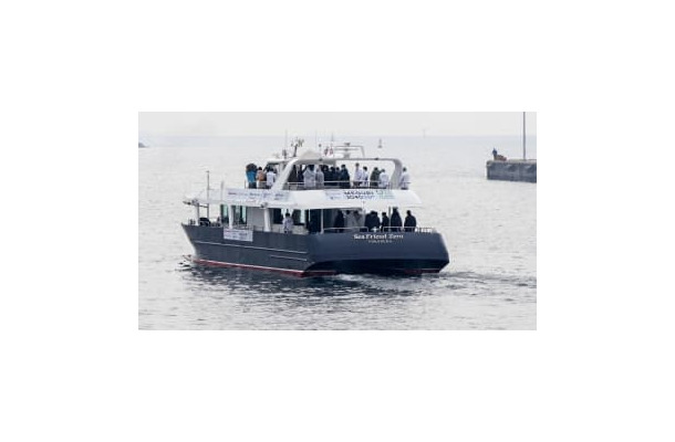 実証実験で自動航行する小型観光船「シーフレンドゼロ」＝11日午後、神奈川県横須賀市