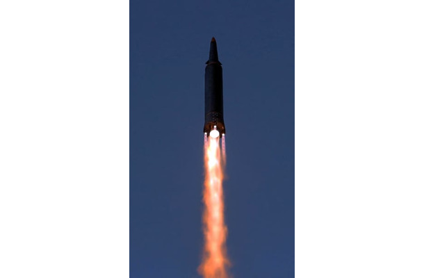 北朝鮮の国防科学院が行った極超音速ミサイルの発射実験＝11日（朝鮮中央通信＝共同）