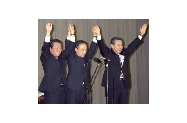 1995年12月、新進党の党首に就任し万歳をする小沢氏（左）。中央は海部氏、右は羽田氏＝国会