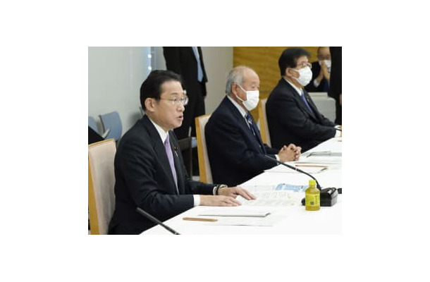 経済財政諮問会議であいさつする岸田首相（左）＝14日午前、首相官邸
