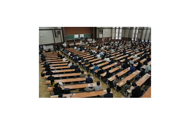 大学入学共通テストに臨む受験生＝15日午前、東京都文京区の東大