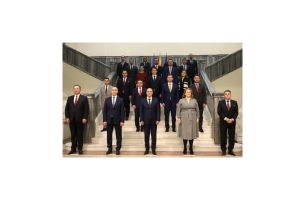 記念撮影におさまる北マケドニアの新連立内閣。下段中央はディミタル・コバチェフスキ新首相＝16日、スコピエ（AP＝共同）